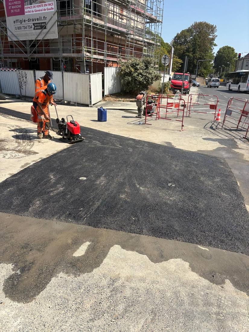 Compactage de l'enrobé au rouleau sur une départementale