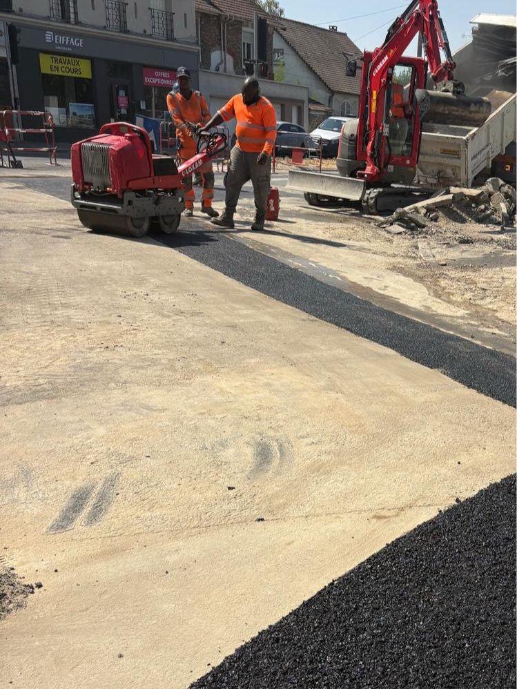 Compactage au rouleau de l'enrobé sur une départementale